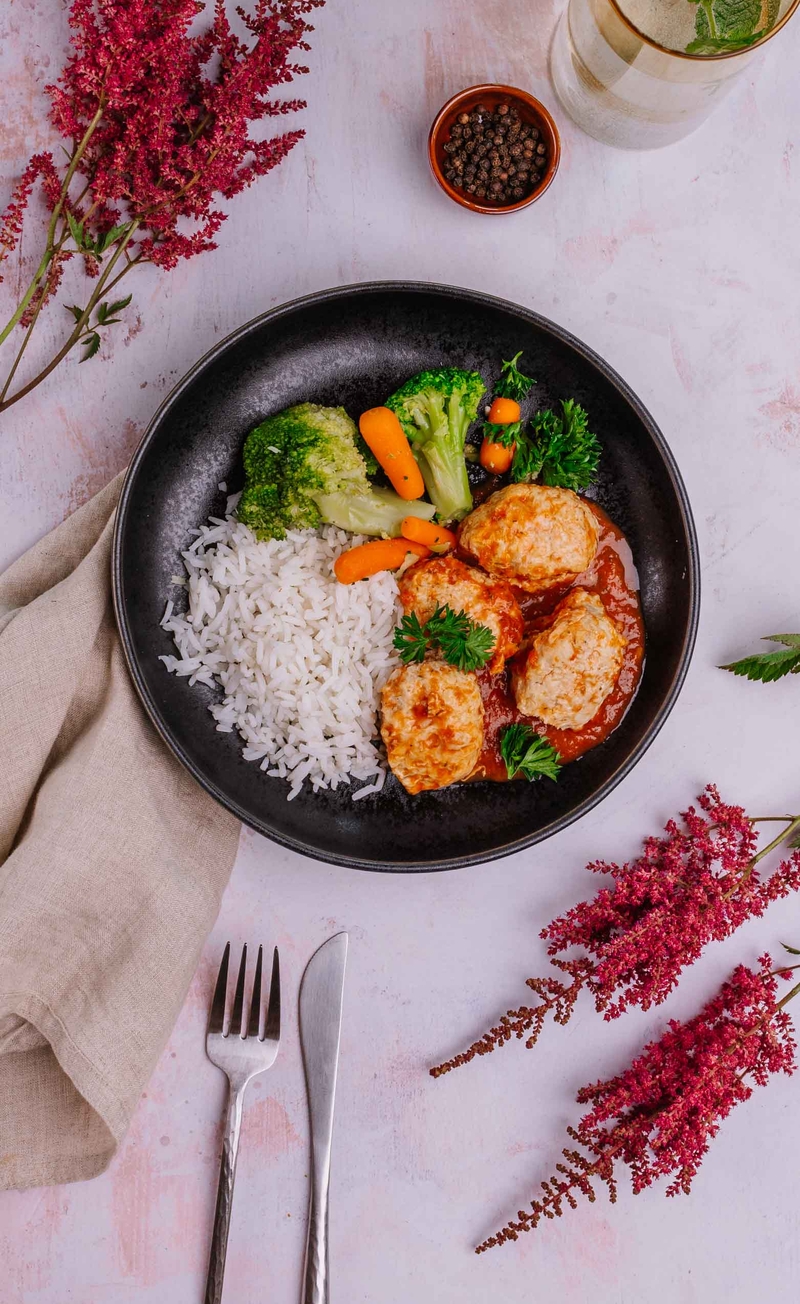 Pulpeciki drobiowe w sosie pomidorowo-koperkowym, ryż basmati, warzywa z pary