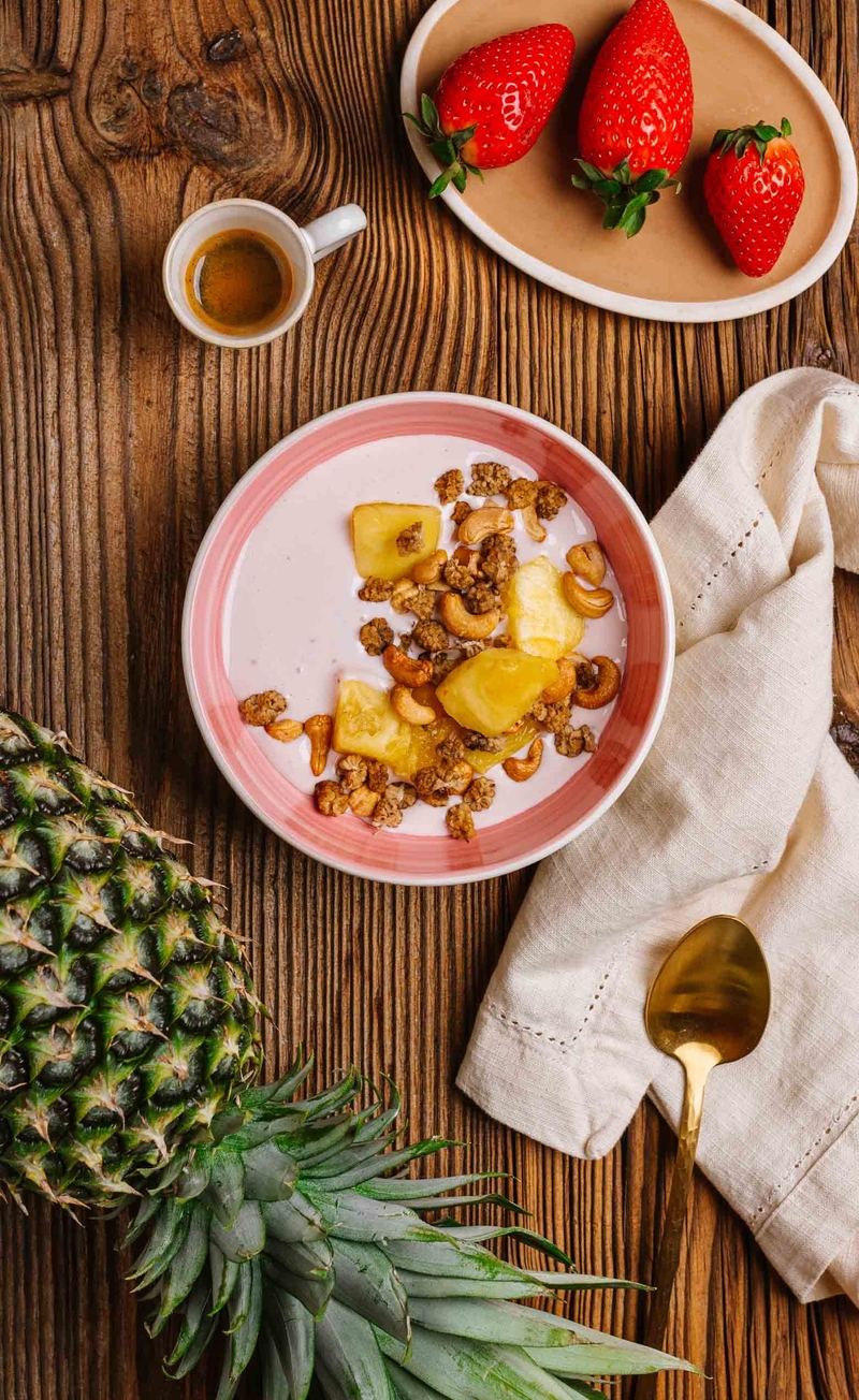Proteinowy smoothie bowl truskawkowy, morwa biała, orzechy nerkowca, ananas