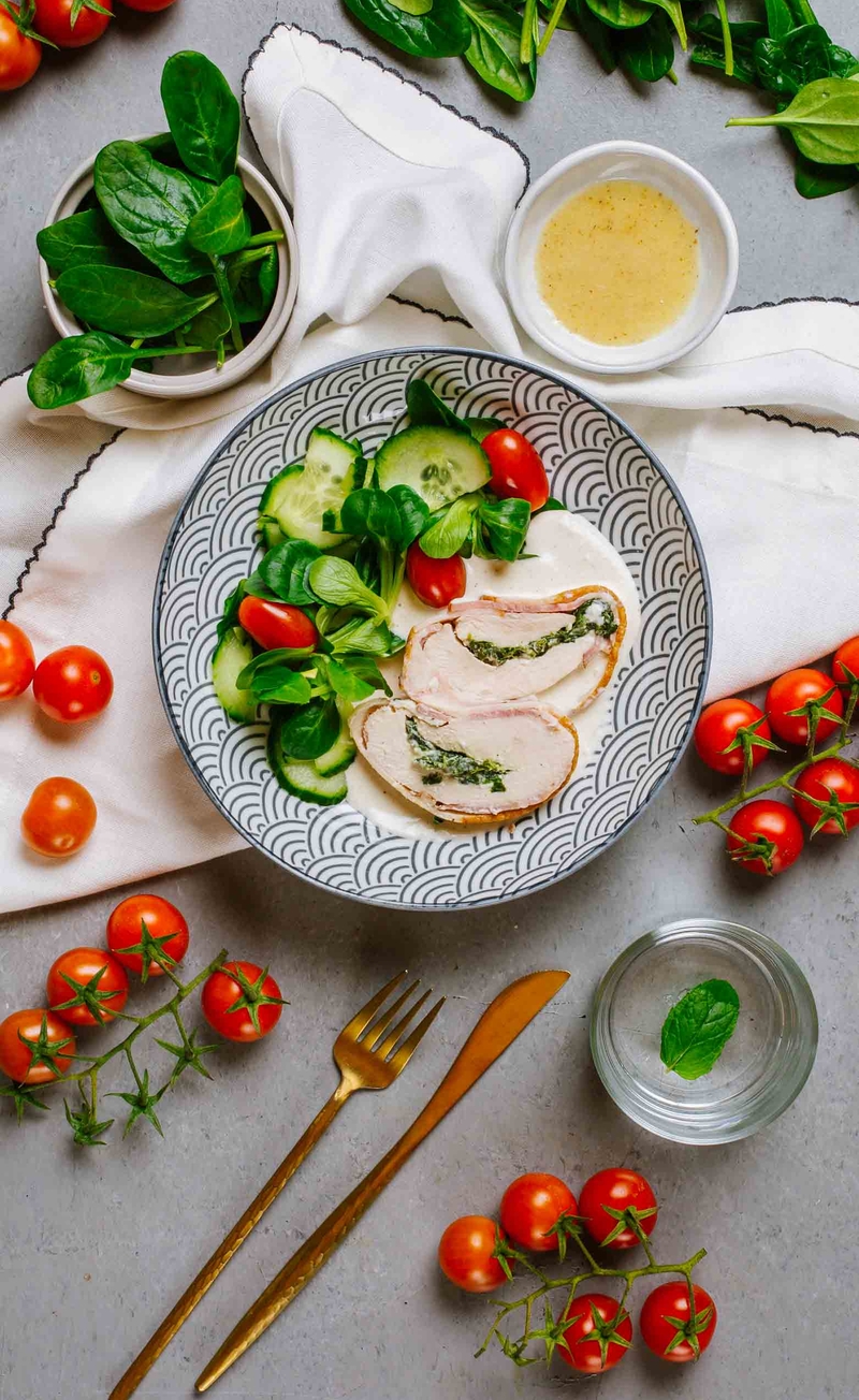 Keto roladka z kurczaka w boczku ze szpinakiem i niebieskim serem pleśniowym, sałatka z sosem winegret