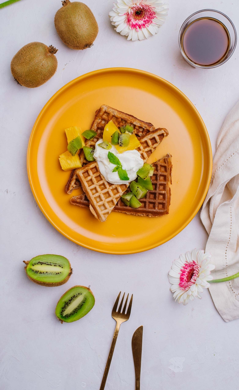 Gofry orkiszowe z bitą śmietaną, kiwi, ananas
