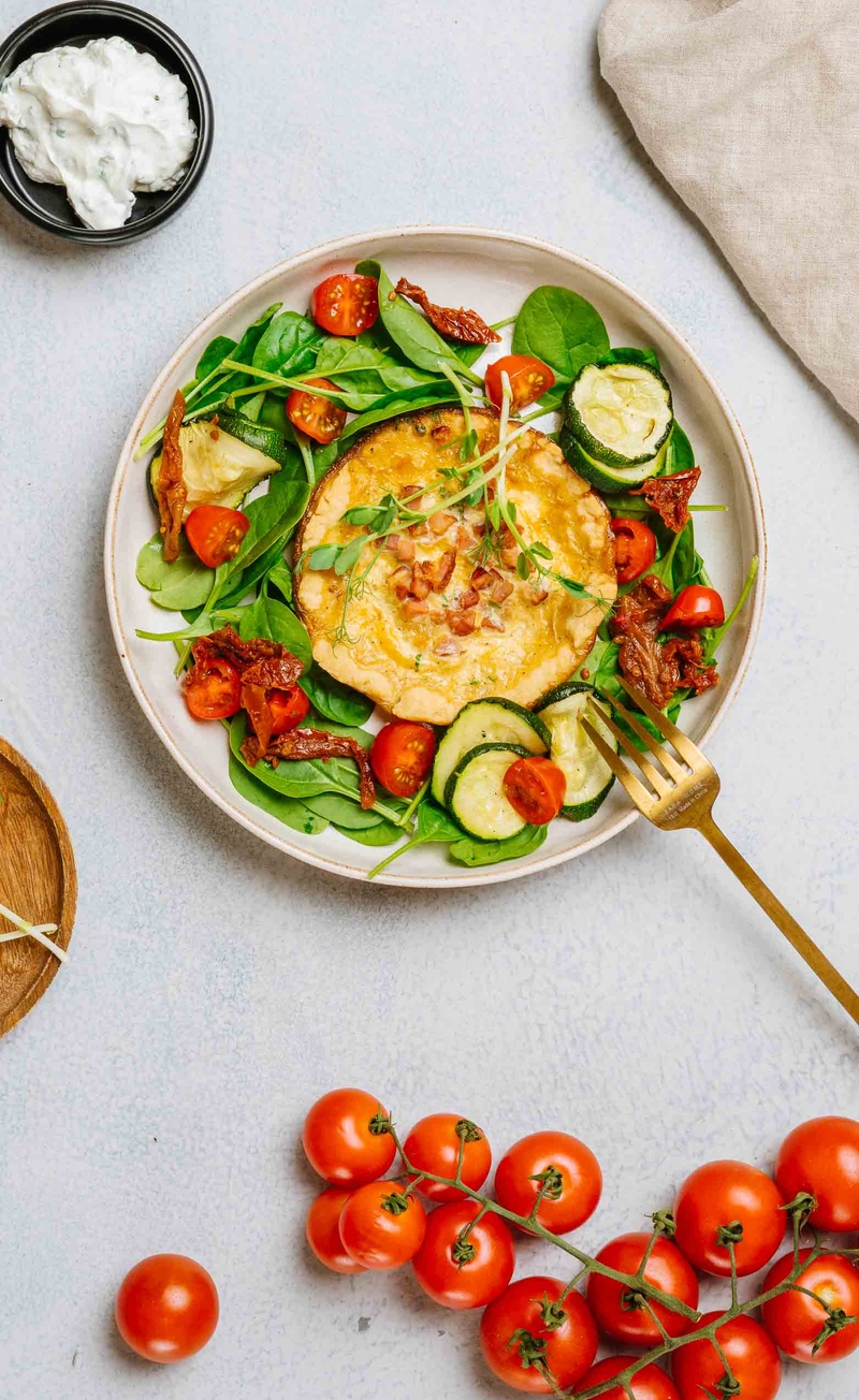 Mini quiche lorraine, świeże liście z pieczoną cukinią, pomidorkami, kremowy sos ziołowy