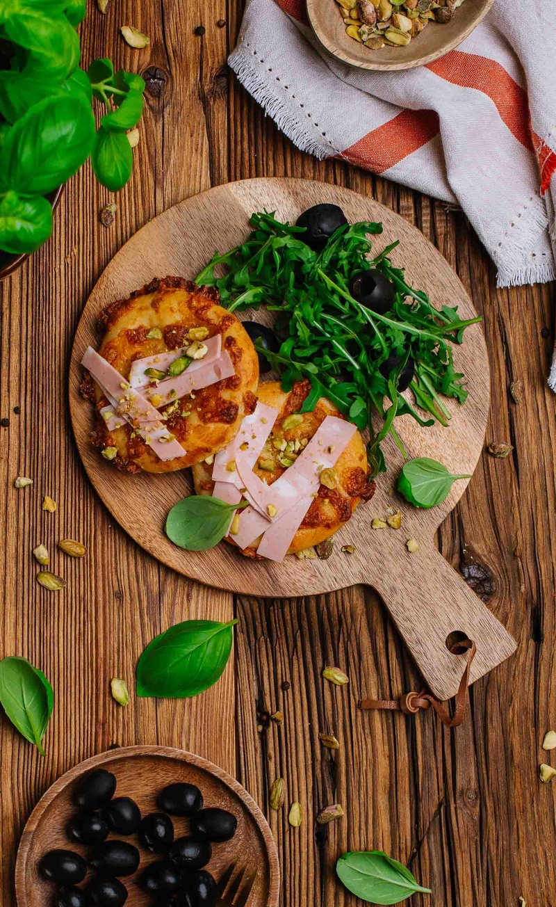 Rzymska pizza e mortazza - pizza z mozzarellą fior di latte, włoską mortadelą, pistacjami i bazylią
