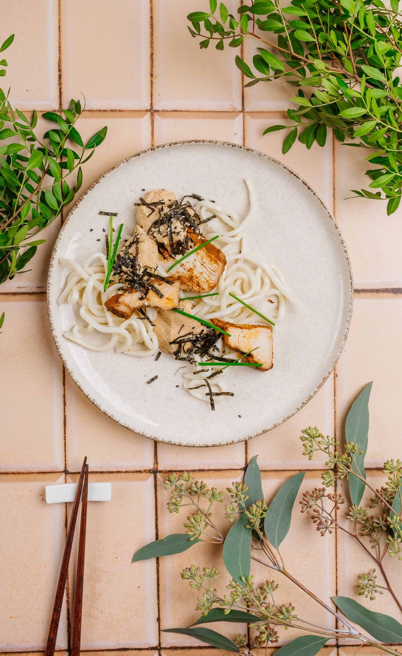 Plastry indyka w maślanym sosie miso z parmezanem i furikake, makaron udon