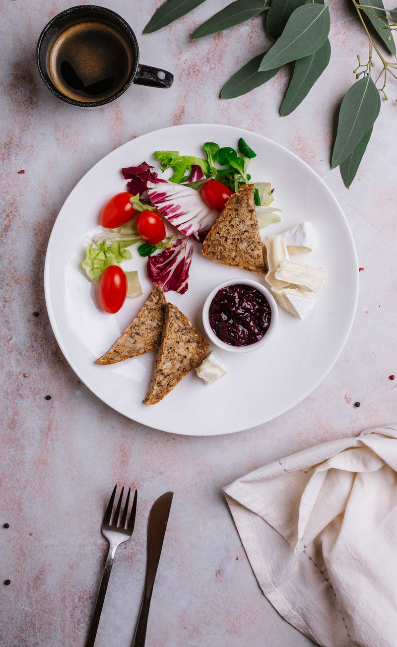 Zestaw śniadaniowy: ser Camembert, konfitura owoce leśne bez cukru, chleb owsiany