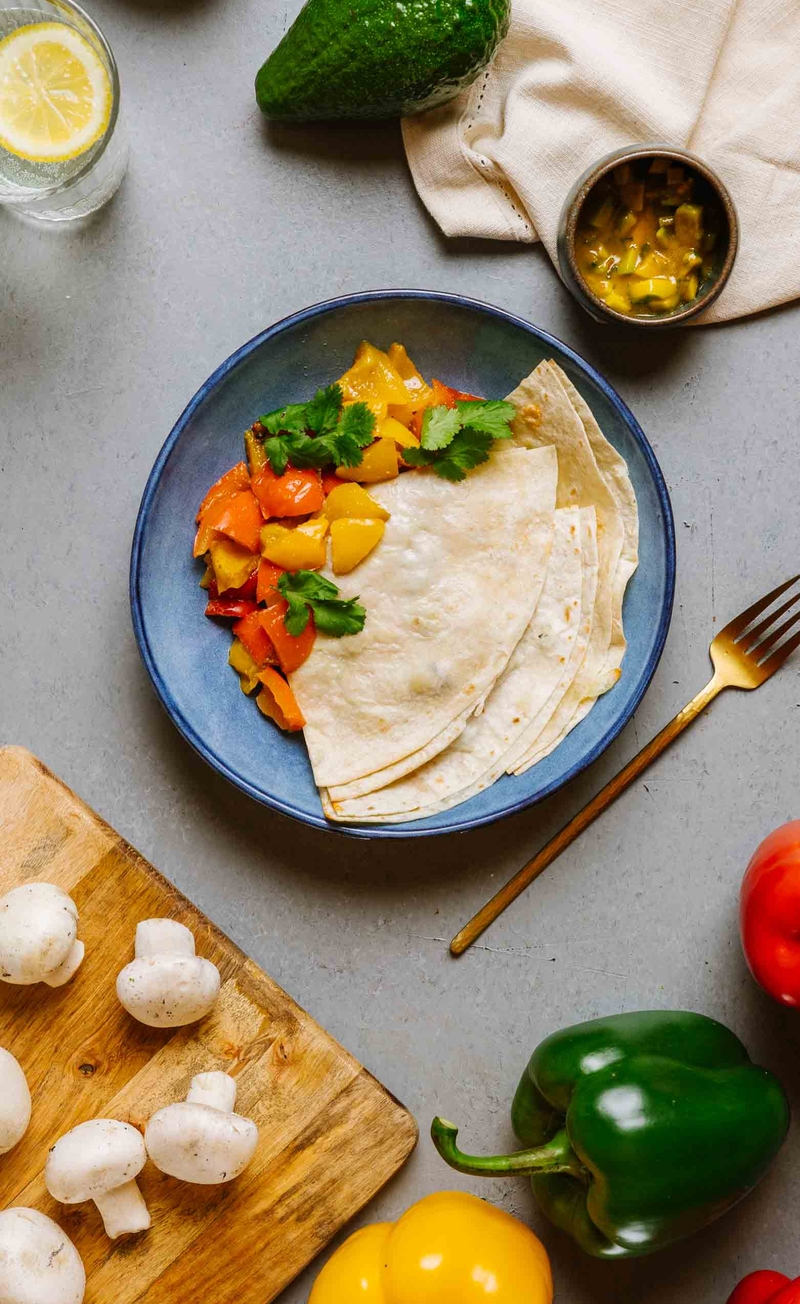 Quesadilla z czarną fasolą, pieczarkami i serem cheddar, salsa mango-awokado, pieczona kolorowa papryka
