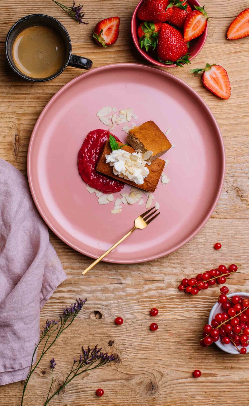 Mini keto chlebki truskawkowe, kremowy twarożek, mus z czerwonej porzeczki