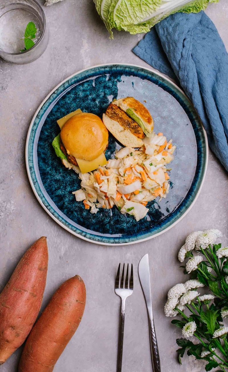 Burger z batatów i czarnej fasoli z serem cheddar w maślanej brioszce z sriracha mayo, surówka z kapusty pekińskiej z wasabi