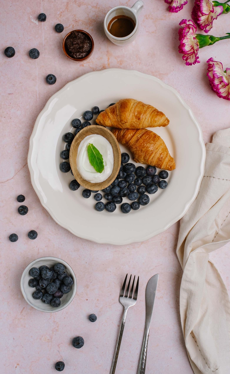 Francuskie śniadanie: mini croissanty, krem czekoladowo-orzechowy, serek waniliowy, borówki