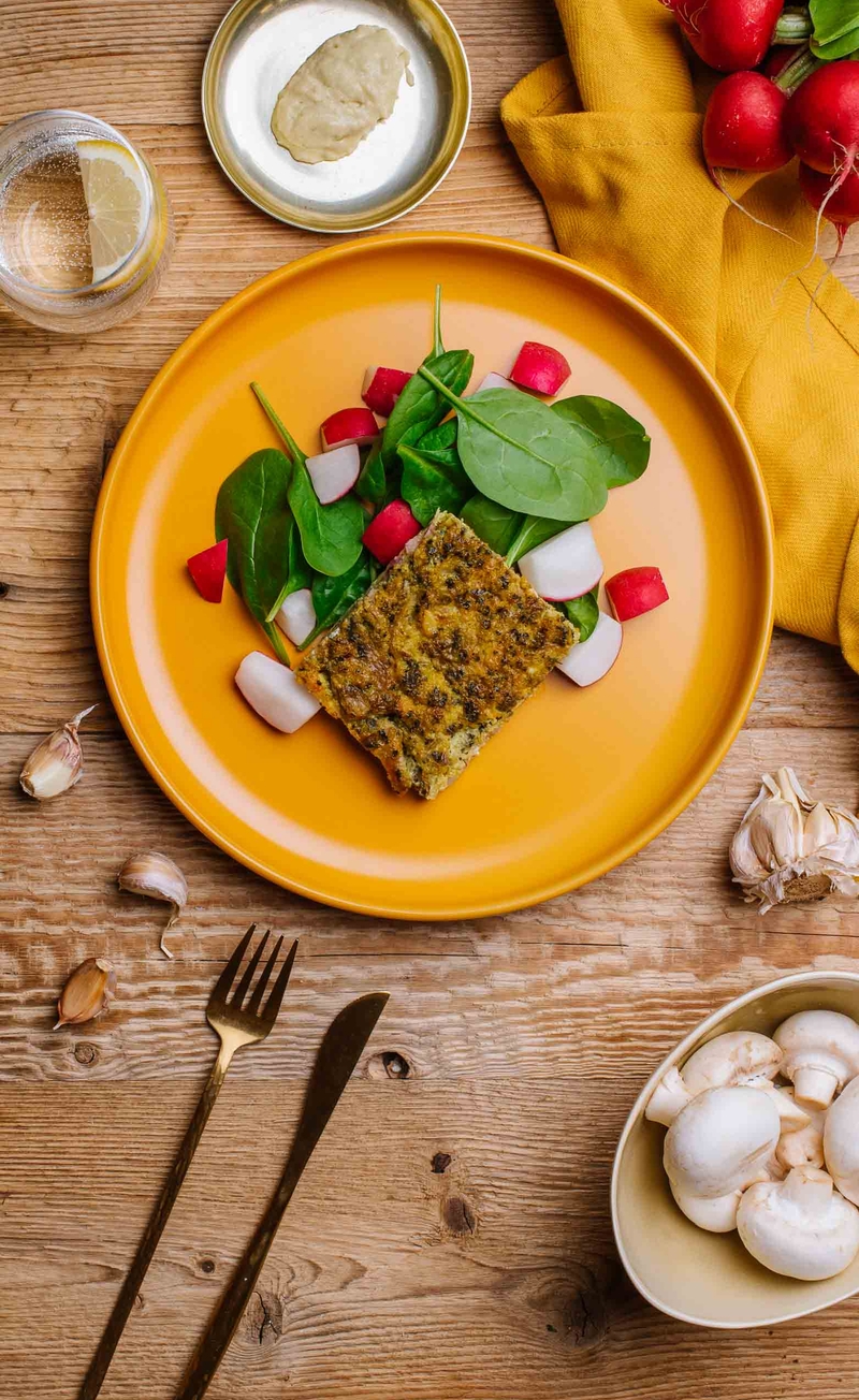 Keto frittata z bekonem i pieczarkami, czosnkowe aioli z awokado, rzodkiewka ze szpinakiem