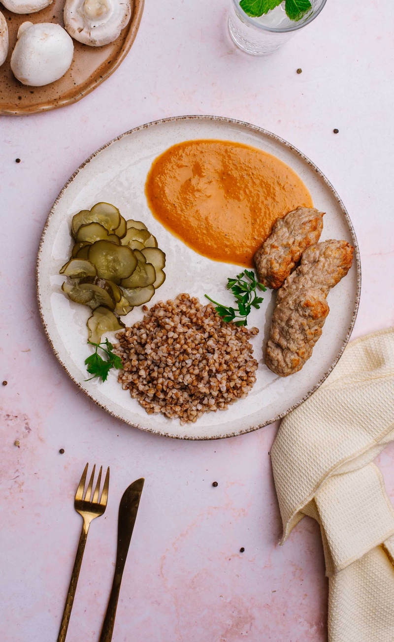 Roladki drobiowe z farszem pieczarkowo-serowym, kasza gryczana, ogórek kiszony