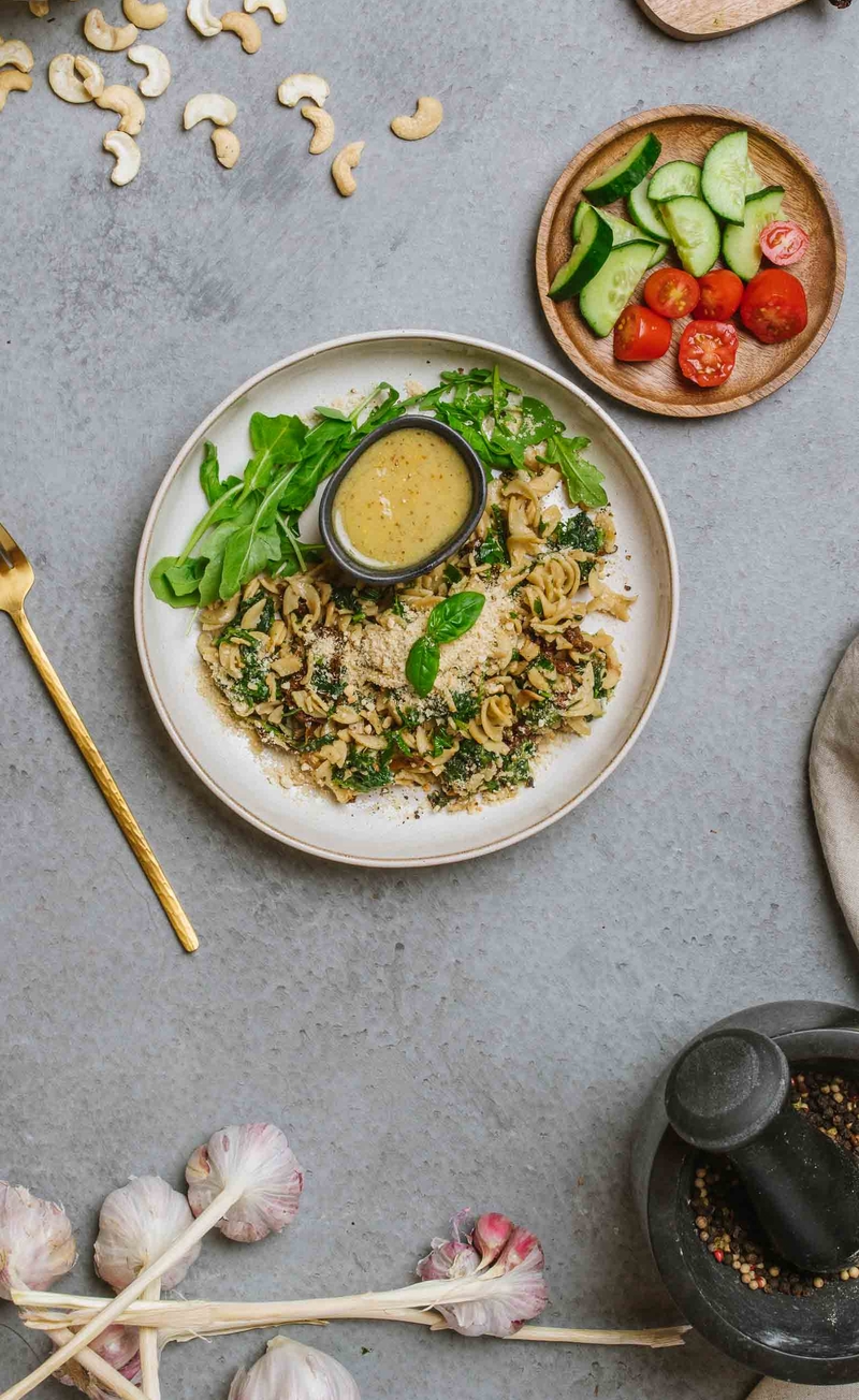 Makaron z ciecierzycy aglio e olio z wegańskim parmezanem, sałatka z dressingiem