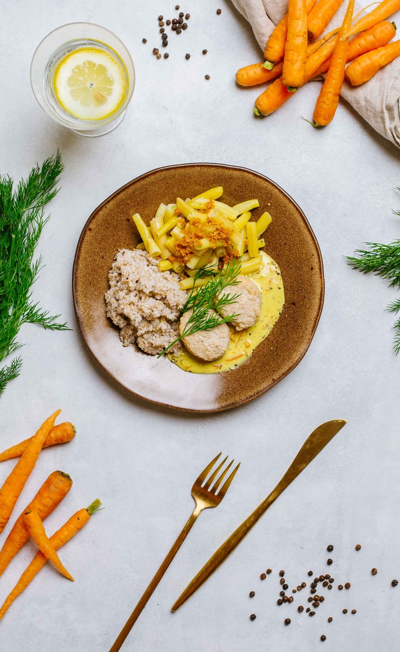 Pulpeciki z kurczaka w sosie marchewkowo-koperkowym, kasza jęczmienna, fasolka szparagowa z bułką tartą
