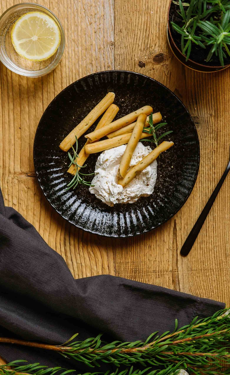 Grissini z rozmarynem, ricotta z pieprzem