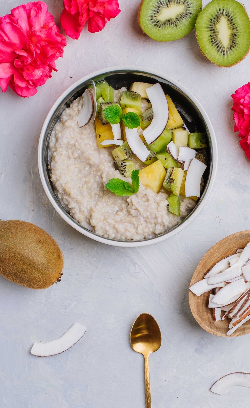 Jaglanka banana-colada z plastrami kokosa, ananas i kiwi