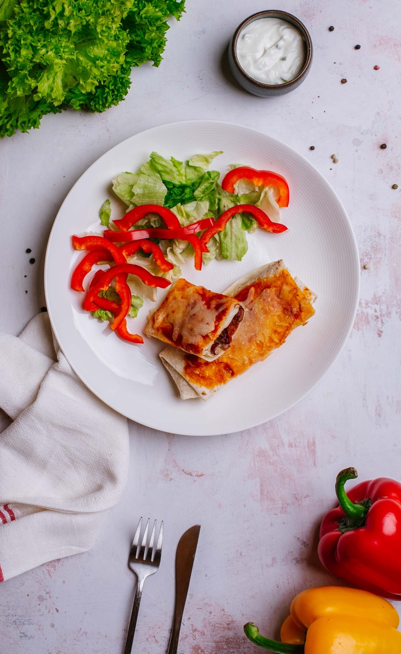 Burrito chili sin carne z serem cheddar, dip jalapeno
