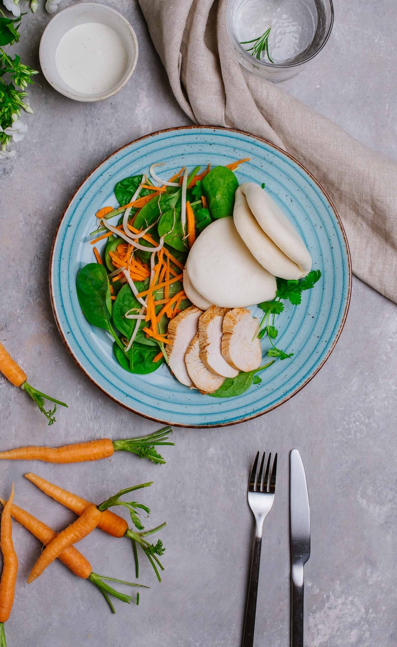 Parowane bułeczki bao z indykiem marynowanym w ponzu, chrupiące warzywa, wasabi mayo