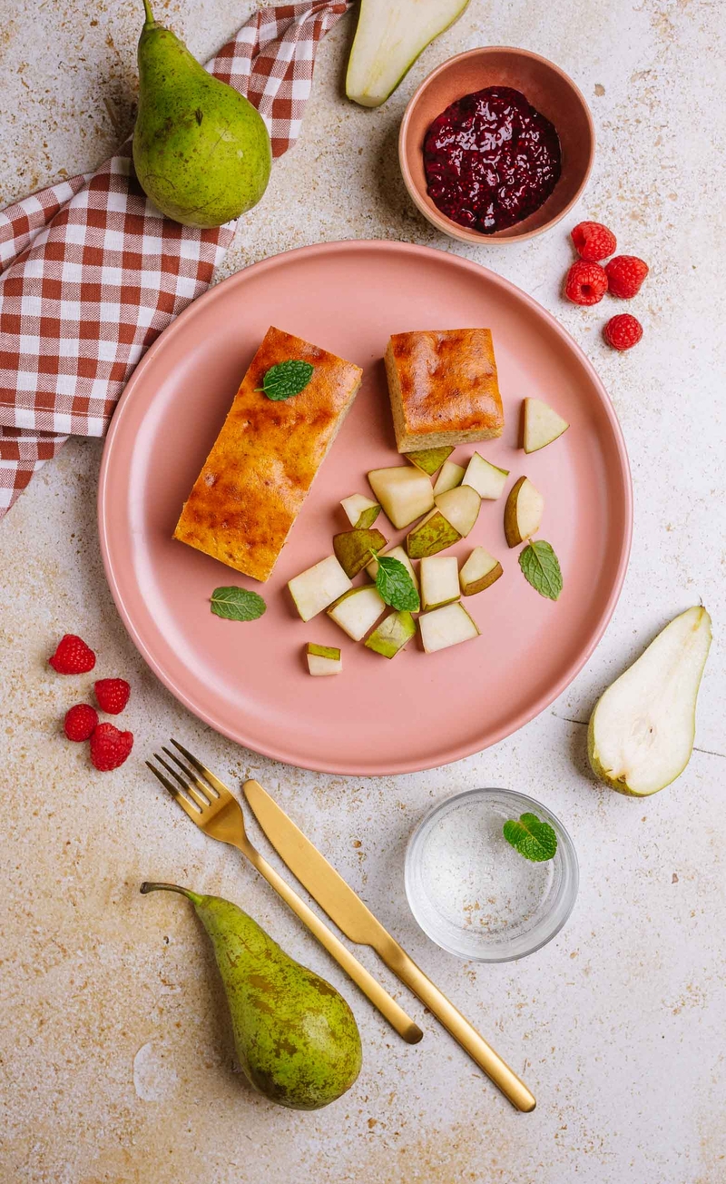 Pieczony omlet sernikowy, konfitura z owoców leśnych bez cukru, gruszka