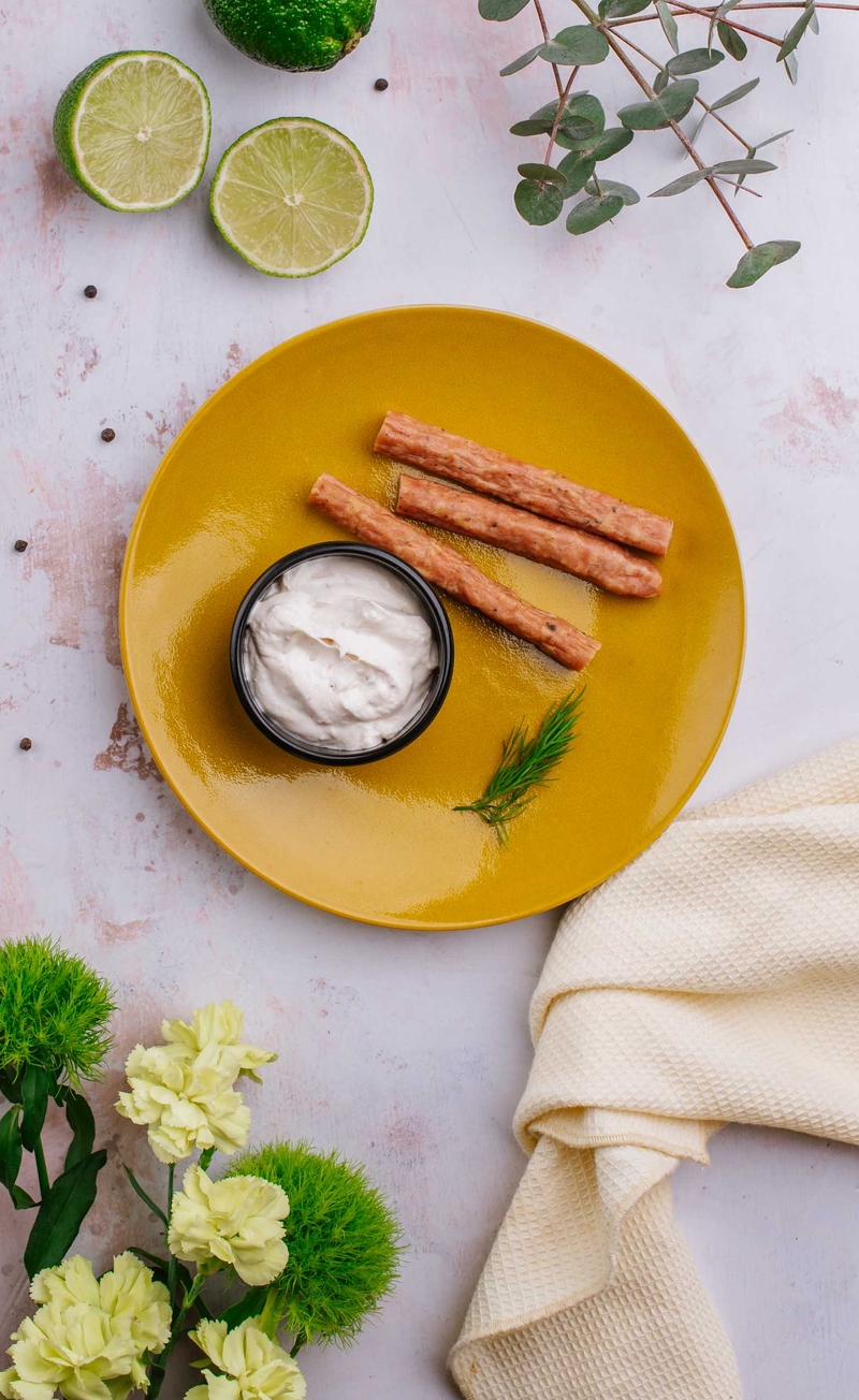 Kabanosy, keto dip chilli-lime