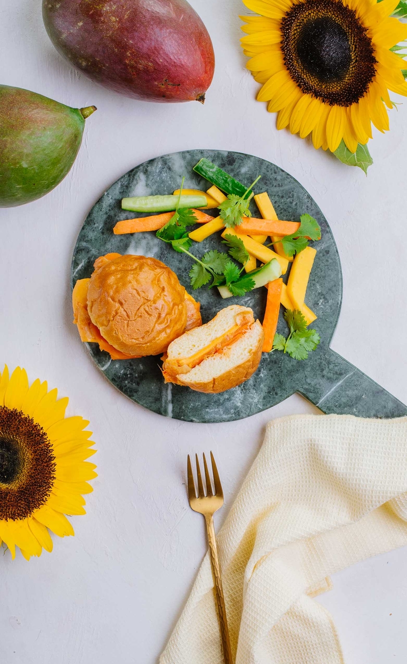 Drożdżowa brioszka z kimchi i serem mimolette, słupki warzyw z mango