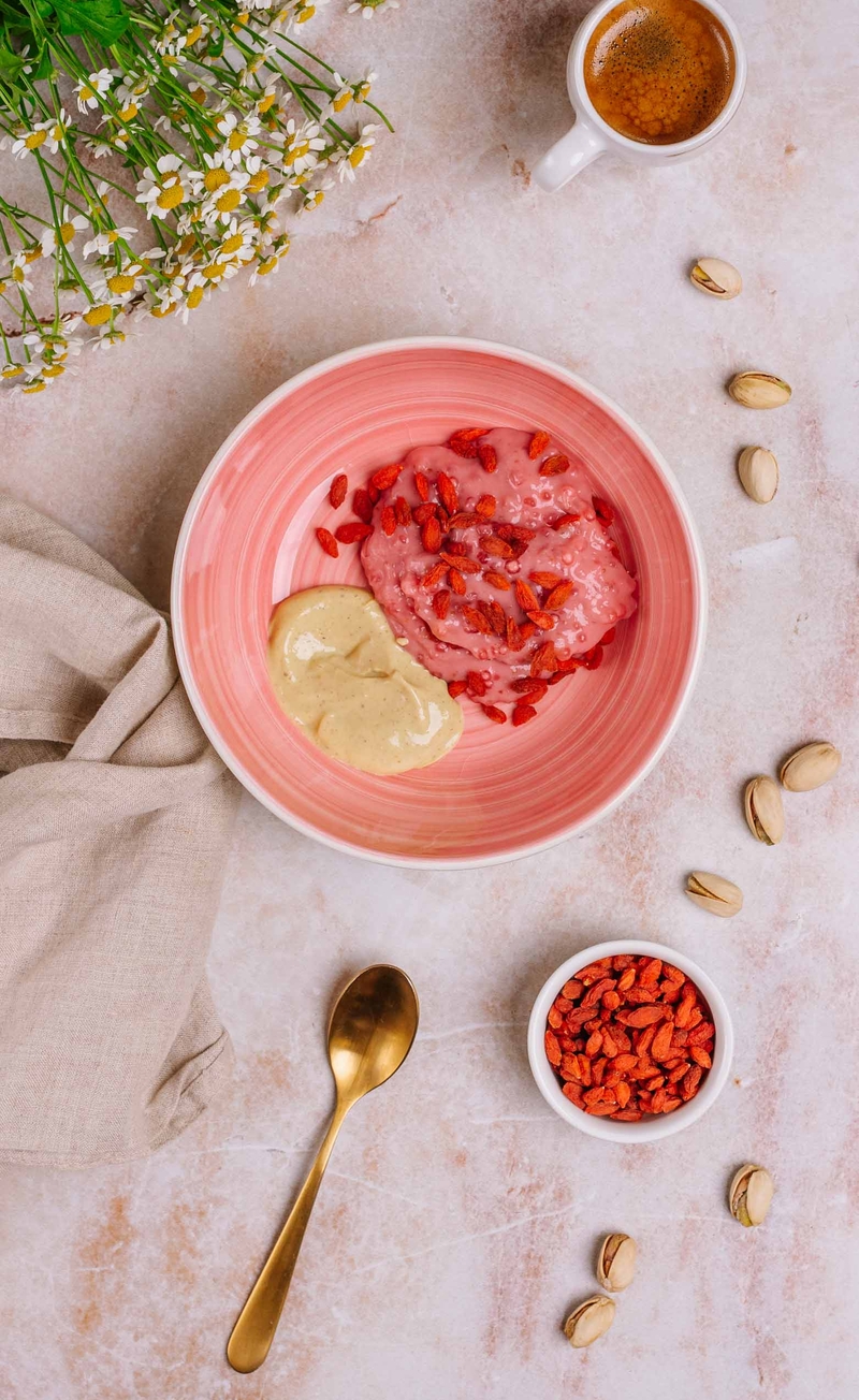 Truskawkowo-kokosowy różowy pudding z tapioki z jagodami goji, sos pistacjowy
