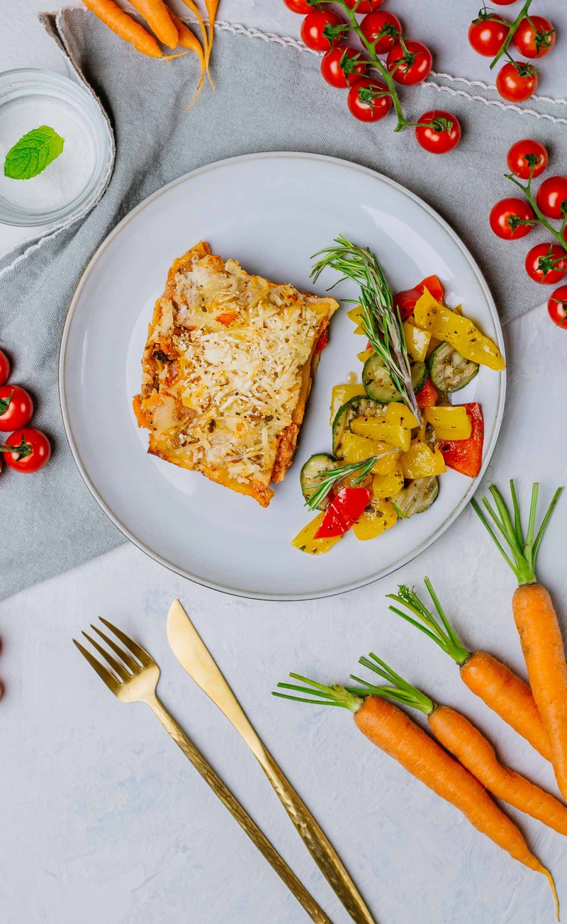 Roślinna lasagne bolognese weganese, pieczone warzywa w kremie balsamicznym