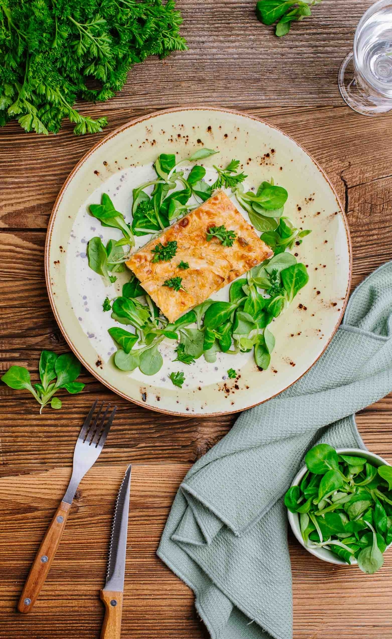 Keto gratin z selera z serem cheddar, roszponka