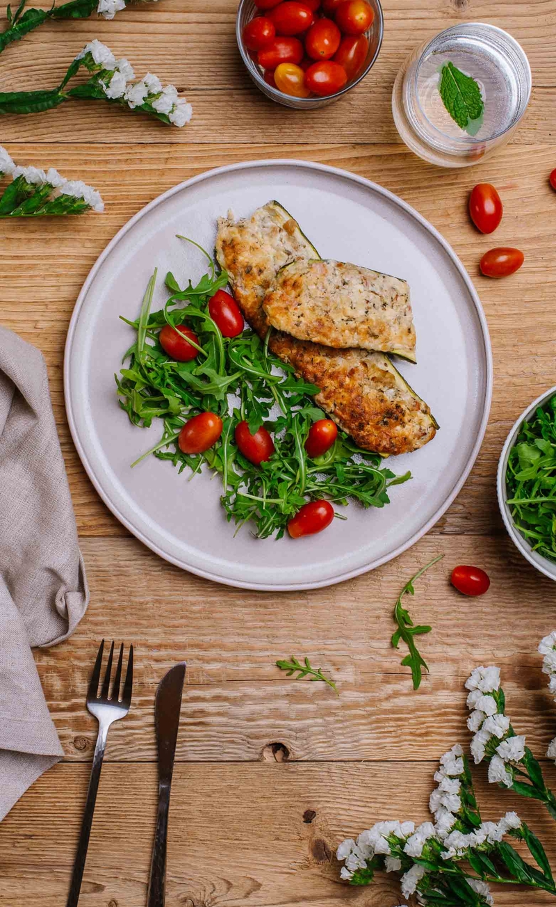 Keto cukinia z potrójnie serowym nadzieniem z pancettą, świeże warzywa
