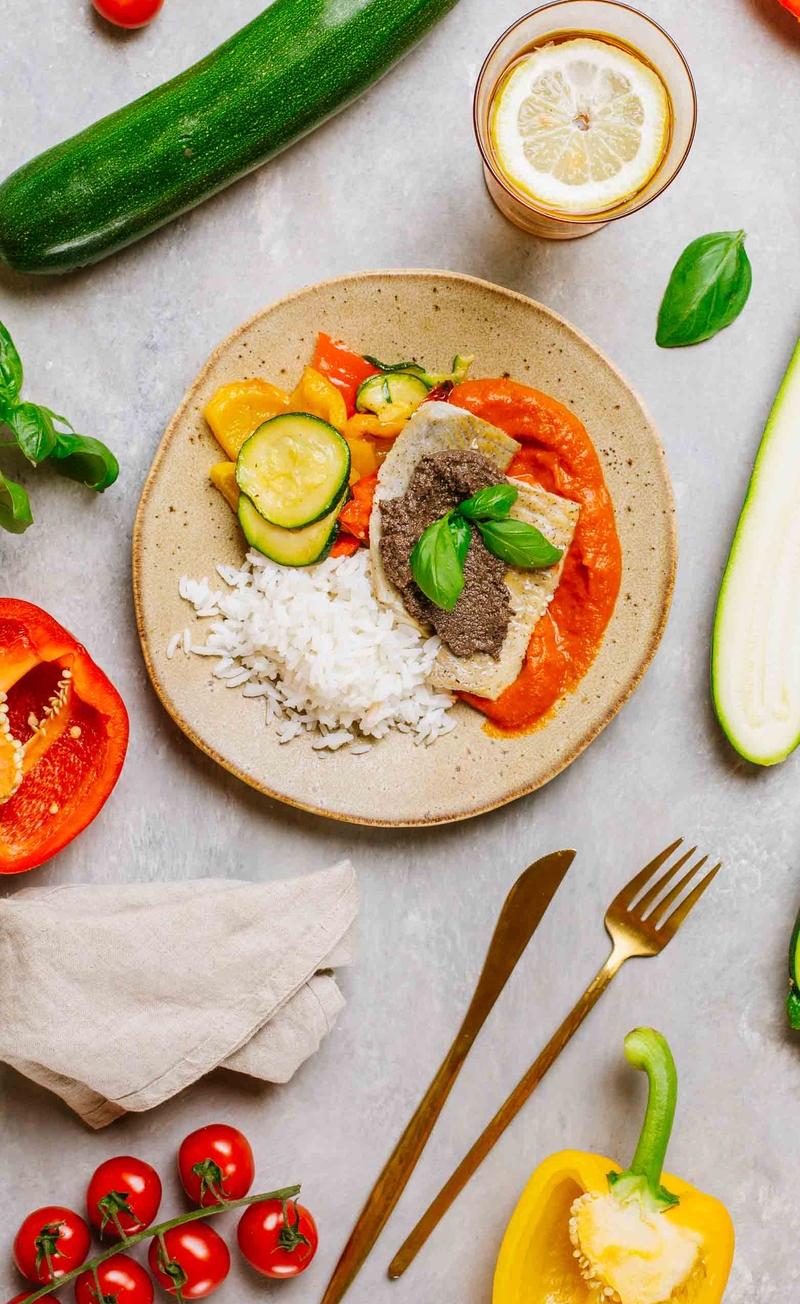 Dorsz w pomidorach z tapenadą z czarnych oliwek, ryż basmati, grillowane warzywa