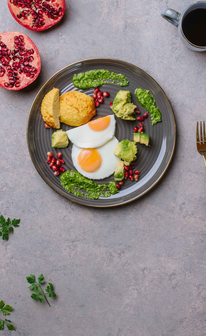 Bułeczki serowo-kalafiorowe z pietruszkowym pesto, jajkiem sadzonym, awokado