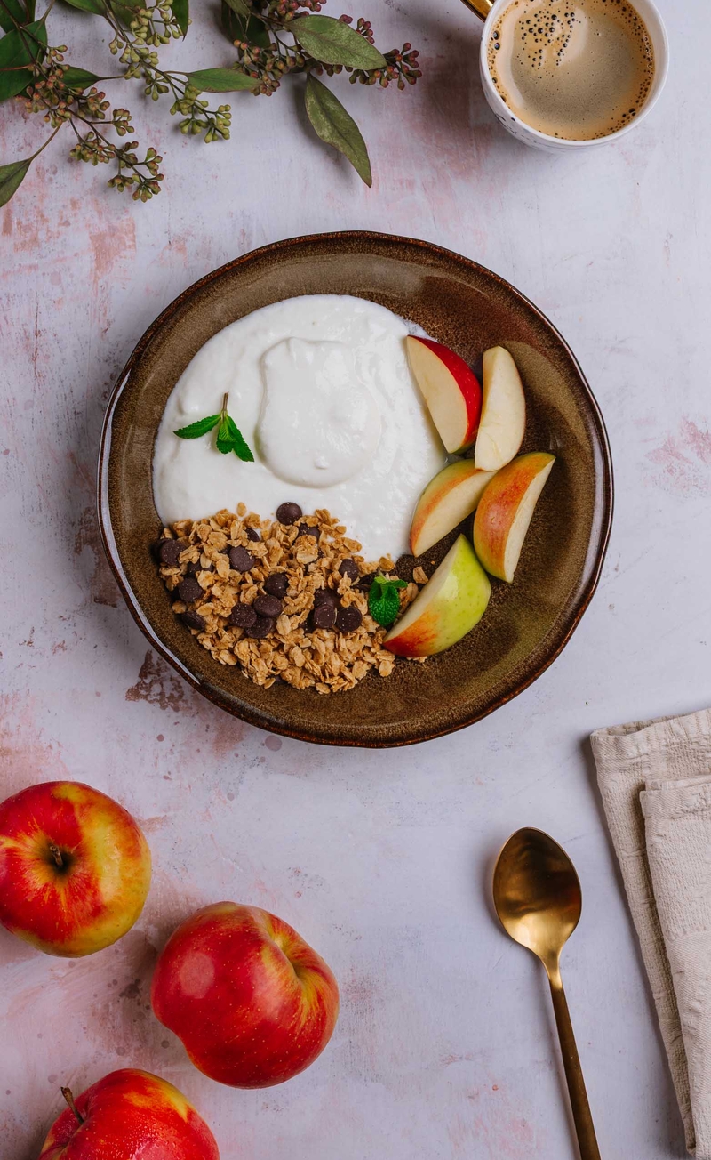 Granola z kawałkami gorzkiej czekolady, jogurt naturalny, cząstki jabłka