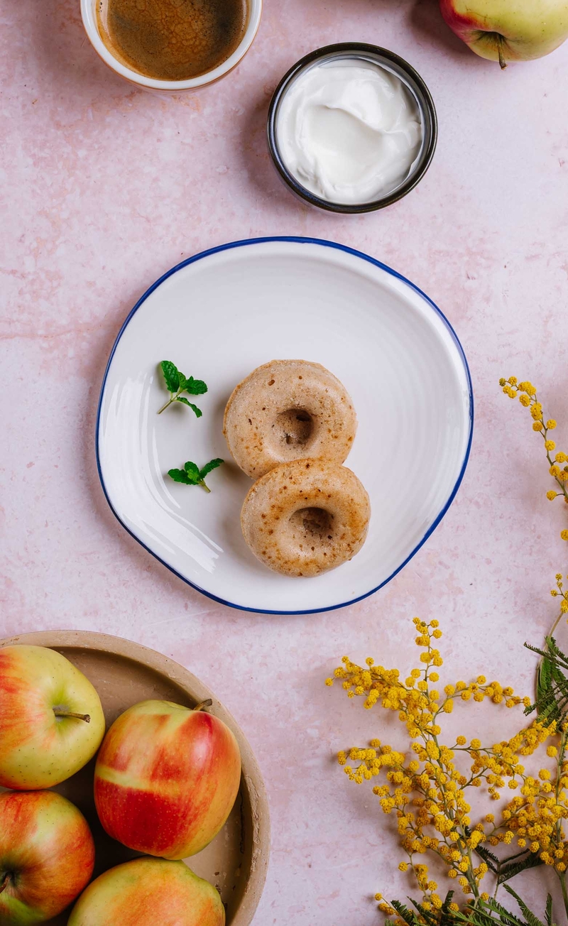 Pieczone donuty szarlotkowe, jogurt grecki