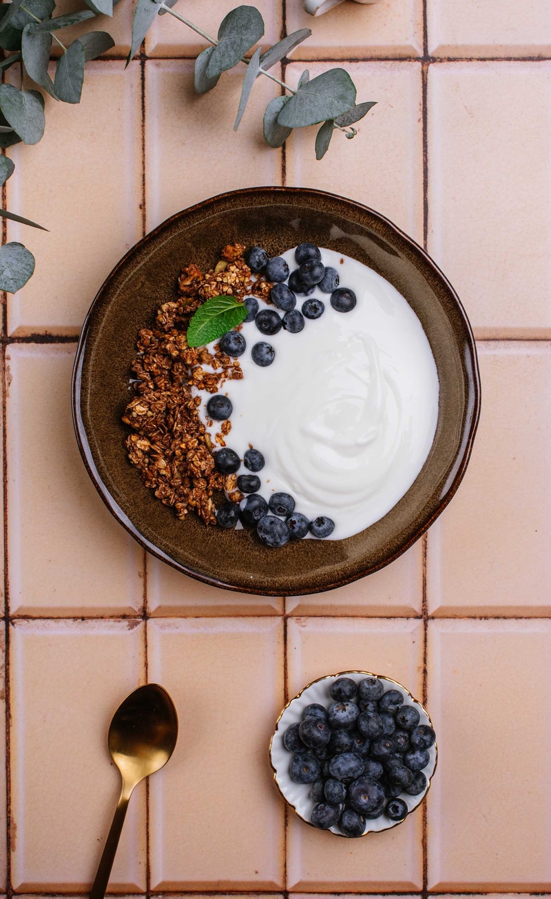 Miodowa granola z niepaloną gryką i kakao, jogurt naturalny, borówki