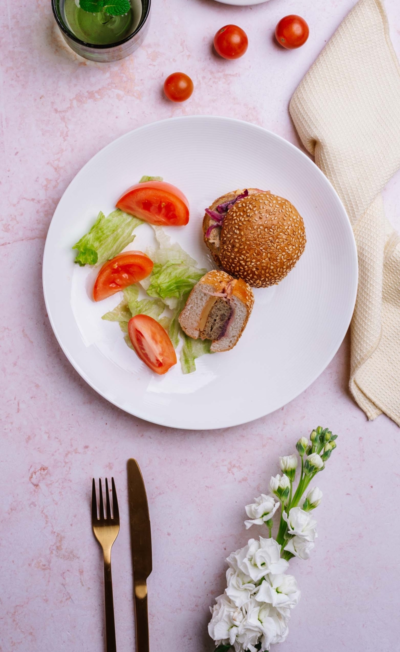 Mini burger śniadaniowy z omleto-burgerem i serem cheddar, świeże warzywa