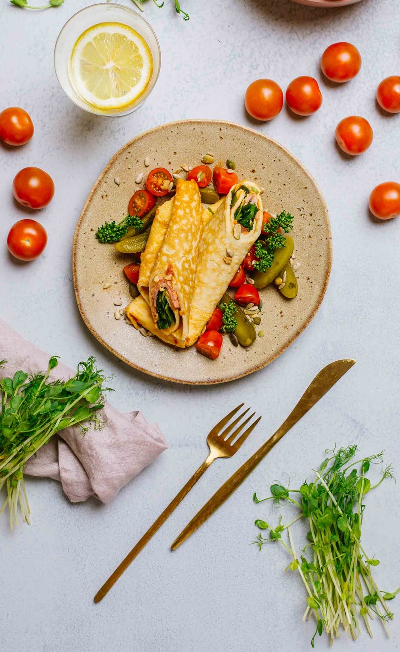 Wrap jajeczny z pesto pomidorowym, kiełbasą krakowską i żółtym serem, pikle z pomidorkami