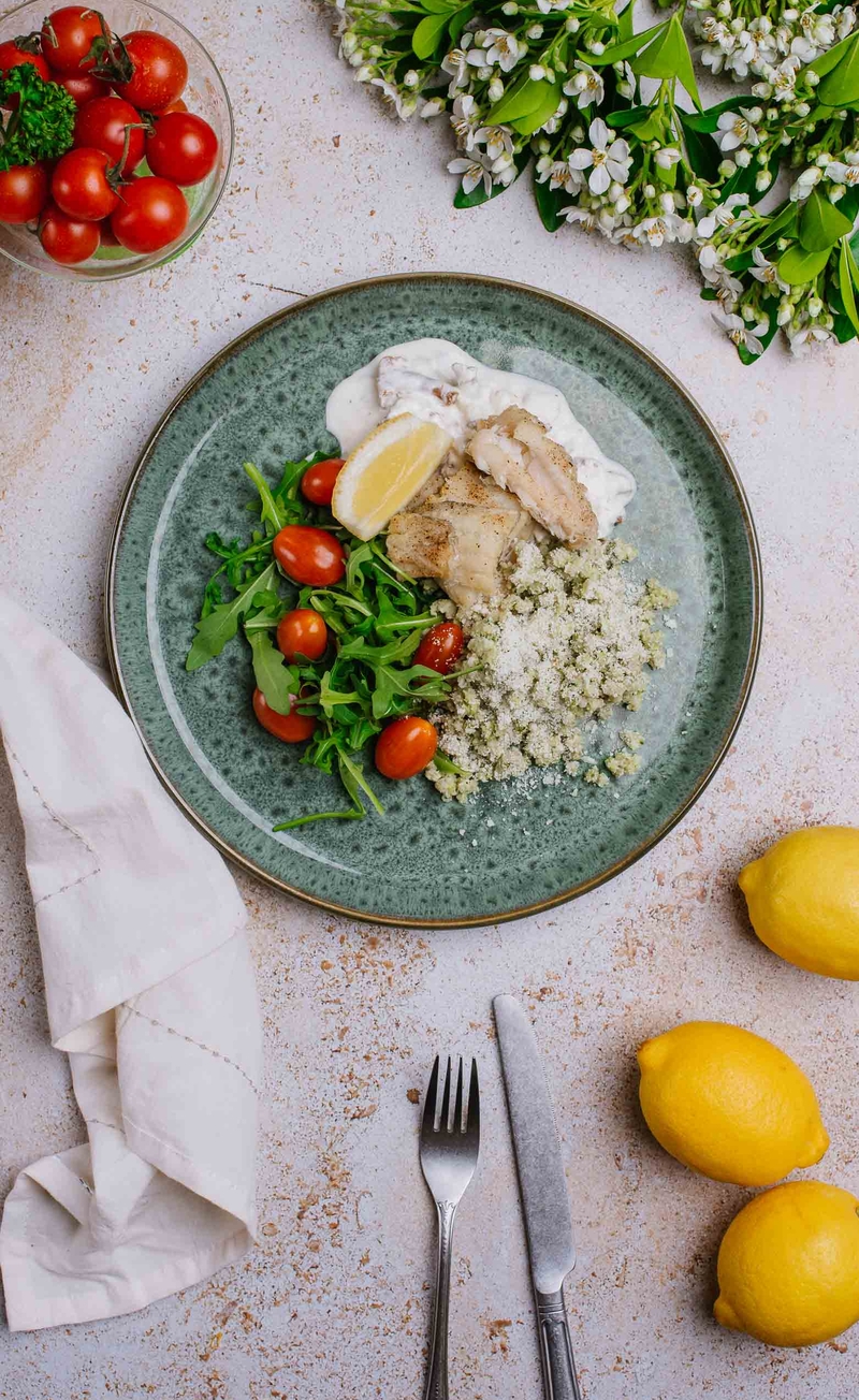 Sandacz w sosie kurkowym, pęczotto z parmezanem i natką pietruszki, rukola, pomidorki