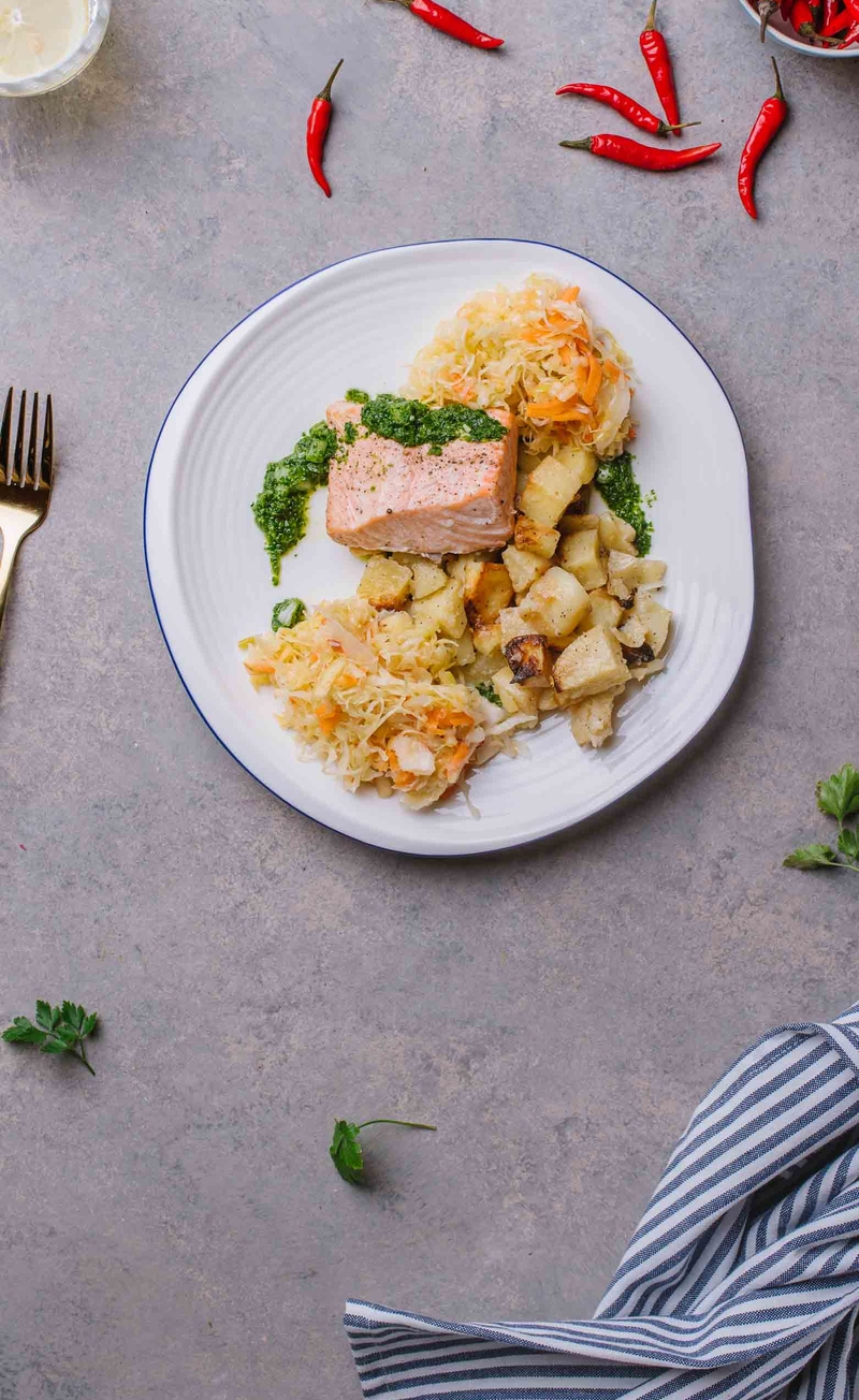 Łosoś chimichurri, pieczone ziemniaki, surówka z kiszonej kapusty