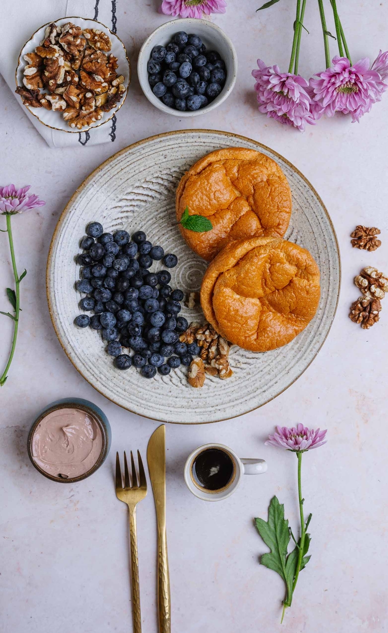Pieczone placuszki dutch baby, białkowy krem czekoladowy, borówki