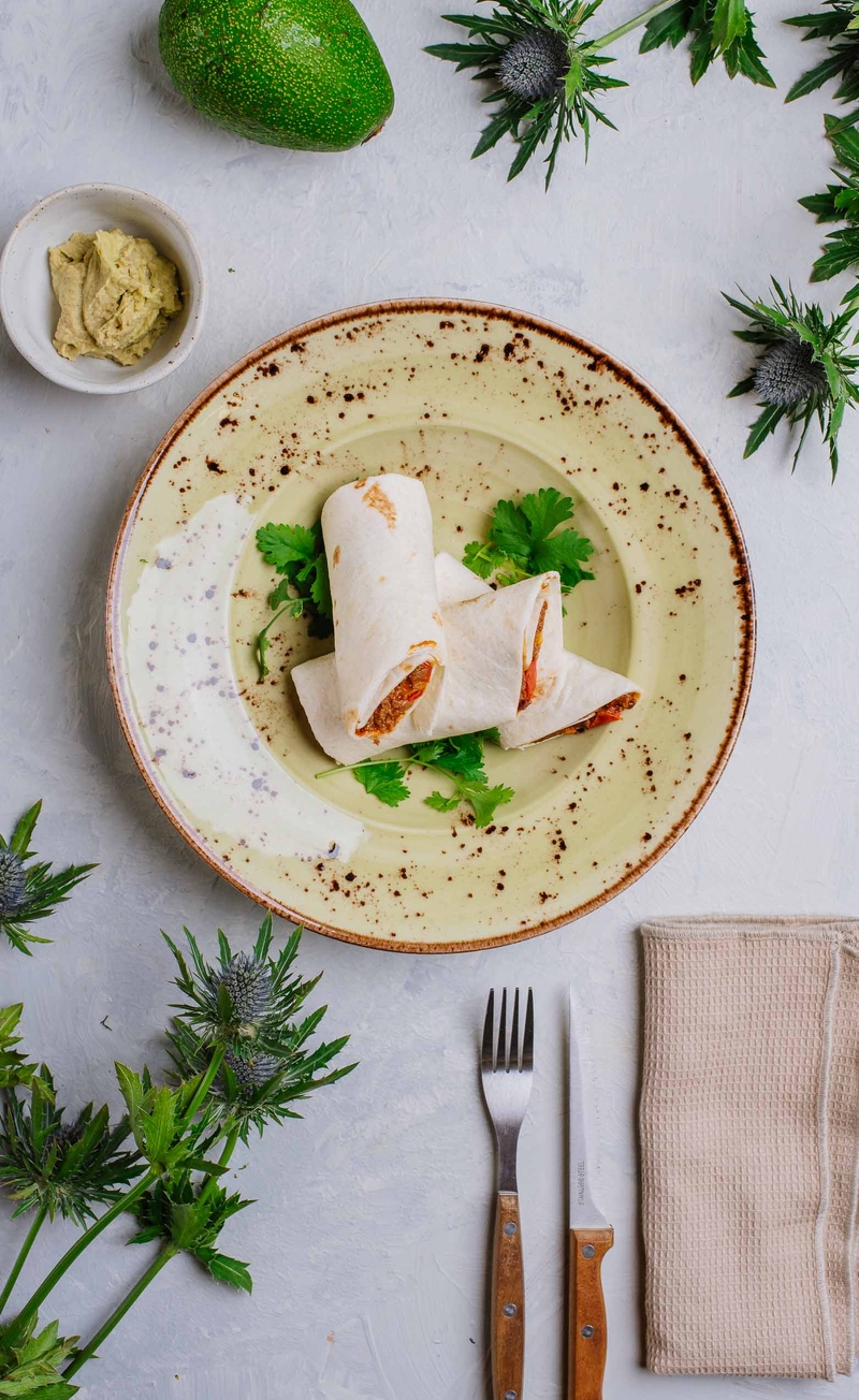 Burrito z meksykańskim gulaszem z wegańskim mięsem mielonym, guacamole