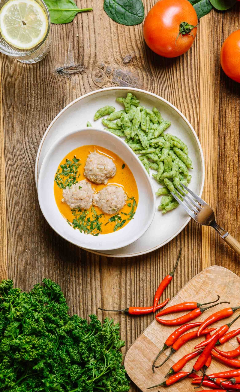 Klopsiki drobiowe w sosie śmietanowym z chilli, szpecle szpinakowe