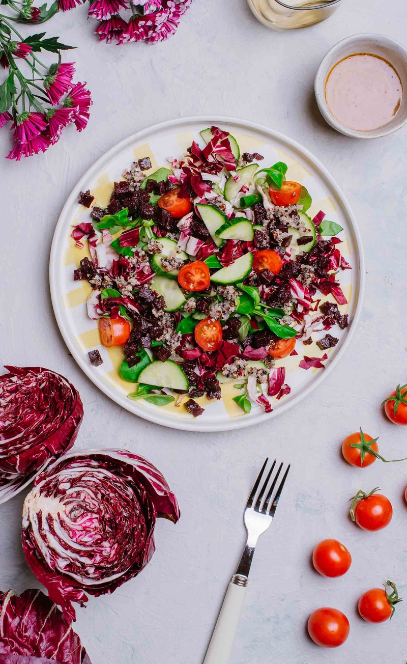 Sałatka z quinoa, marynowanymi buraczkami, radicchio i chrupiącym ogórkiem, ponzu dressing z olejem sezamowym