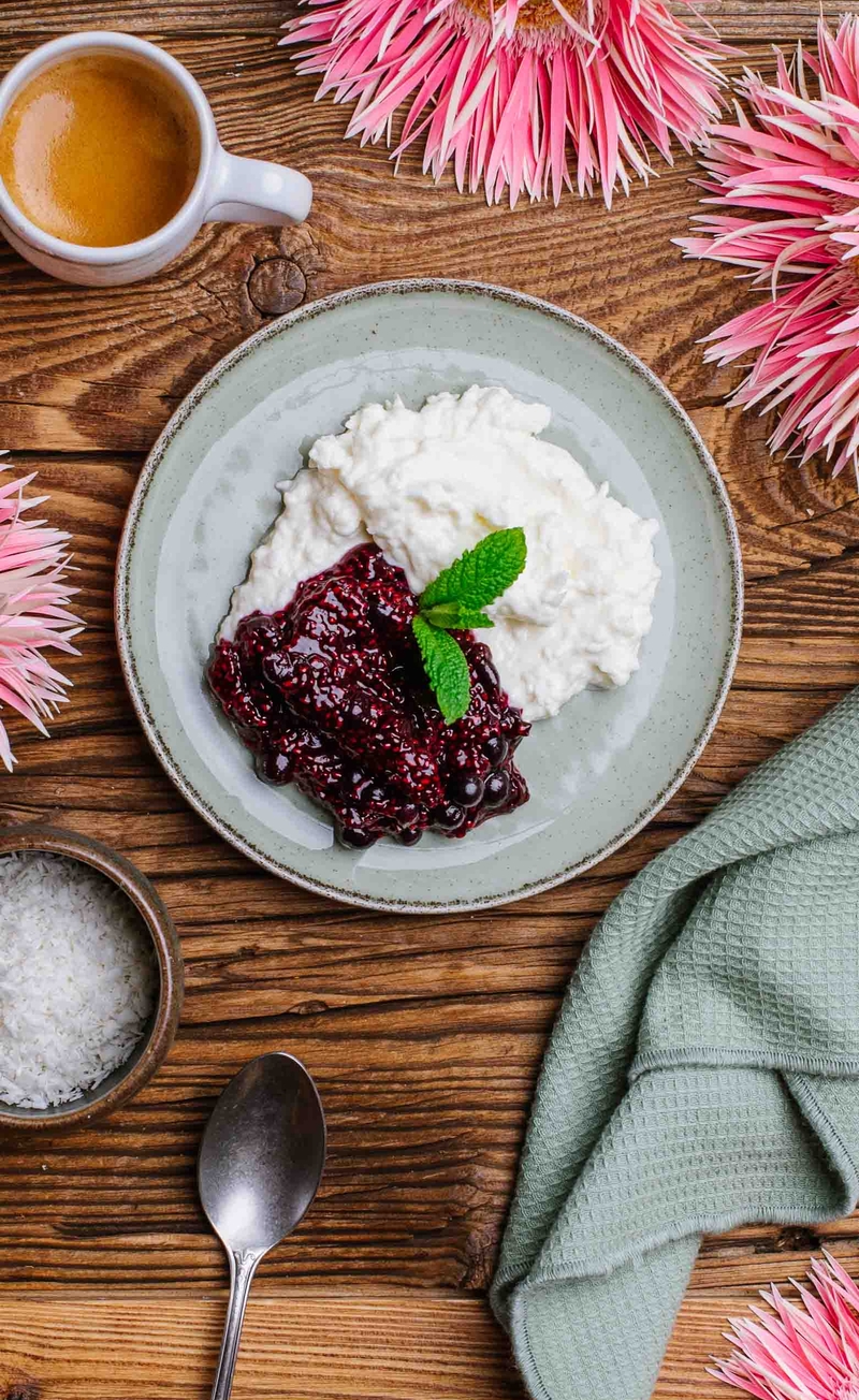 Keto krem kokosowy, chutney z czarnych porzeczek