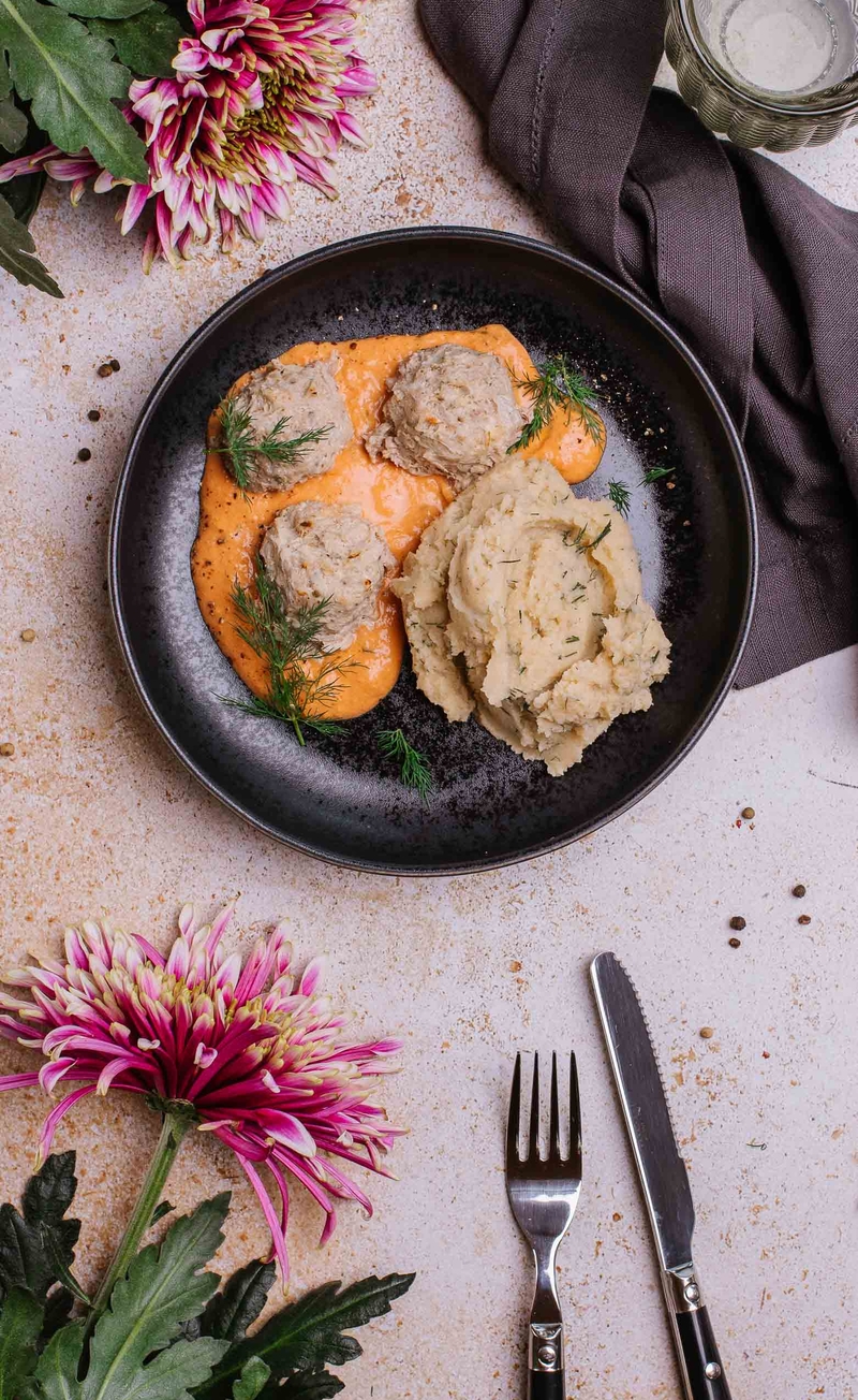Keto gołąbki bez zawijania w sosie pomidorowym z mascarpone, maślane puree z pietruszki