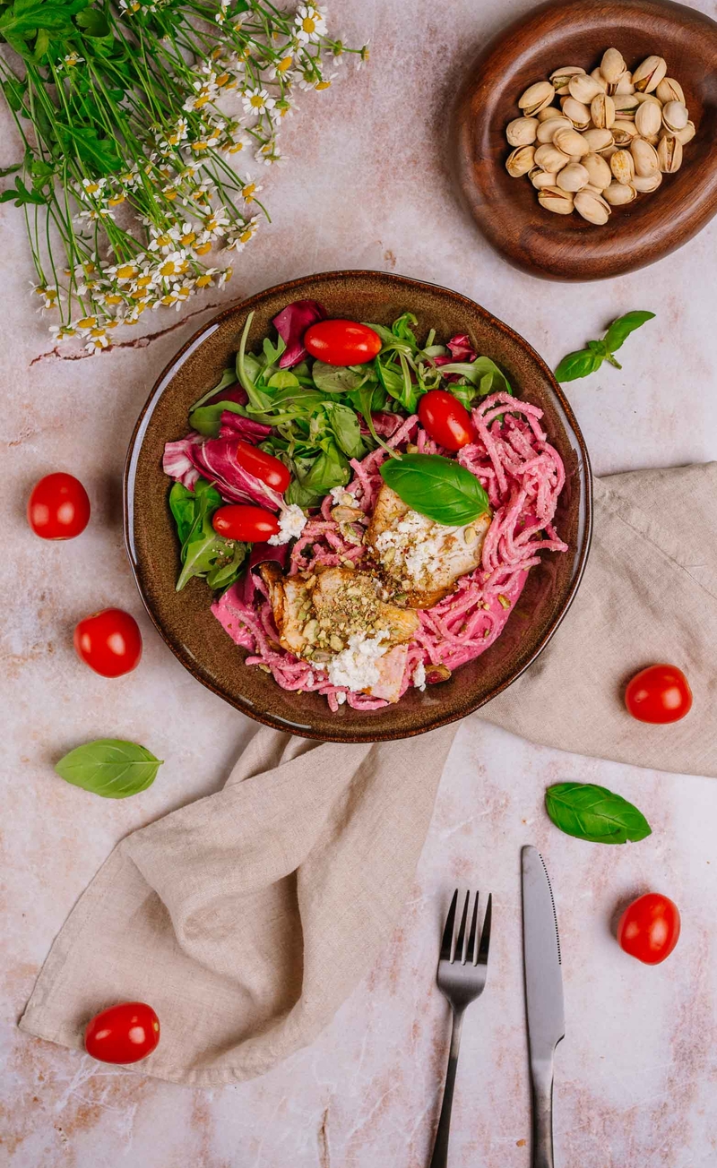Świeży makaron spaghetti a'la Barbie czyli makaron w kremowym sosie z burakiem, indykiem, prażonymi pistacjami i bazylią