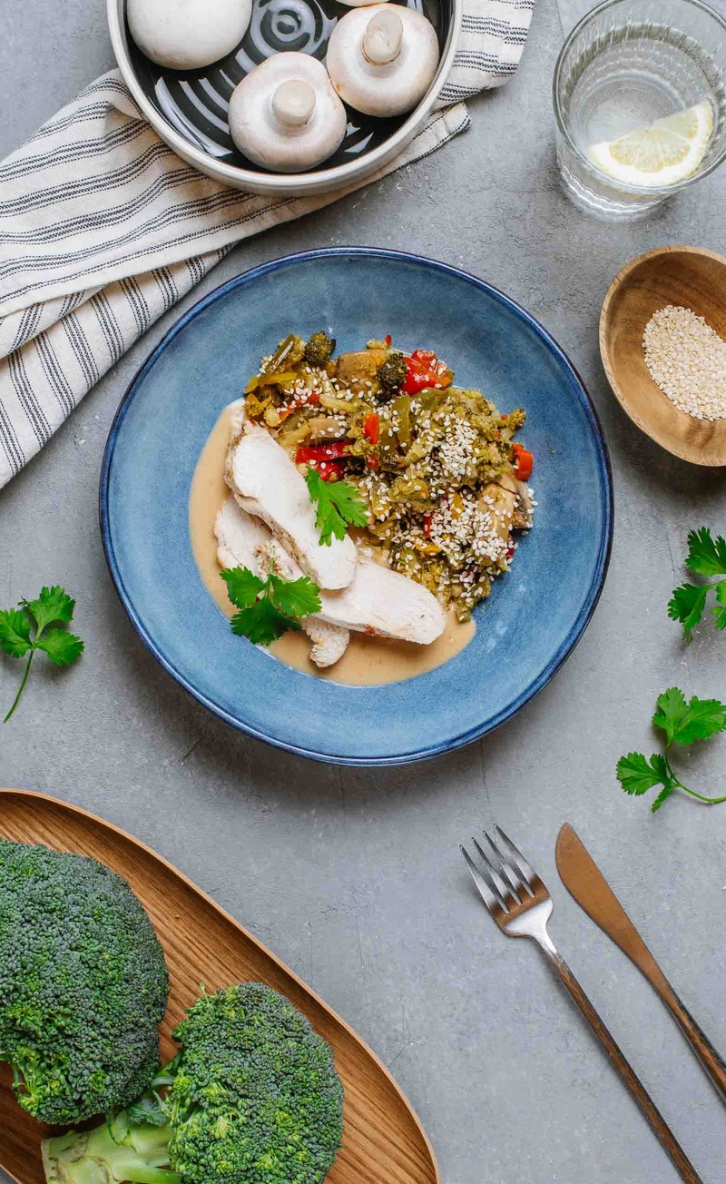 Plastry kurczaka w sosie orzechowym, keto stir fry z sezamem