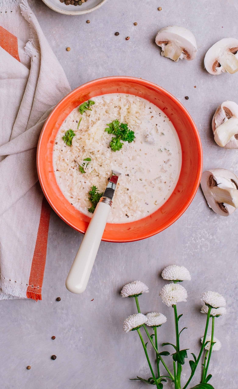 Keto zupa śmietanowo-grzybowa z pieprzem i serem cheddar