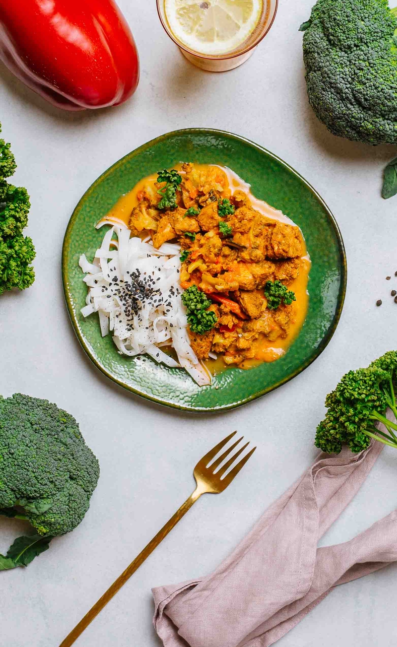 Curry z kurczakiem, brokułami i papryką, makaron ryżowy