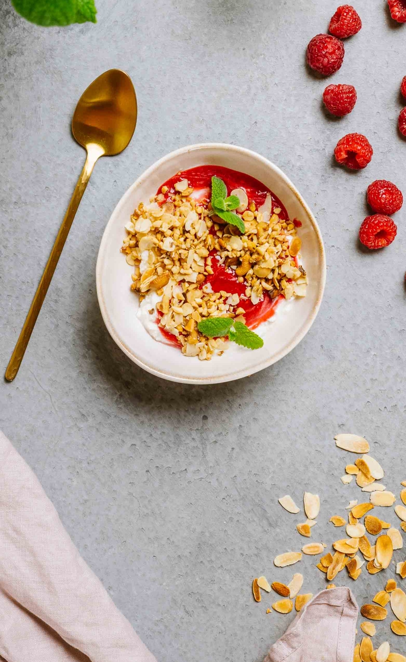 Keto granola orzechowa, serek homogenizowany, sos malinowy