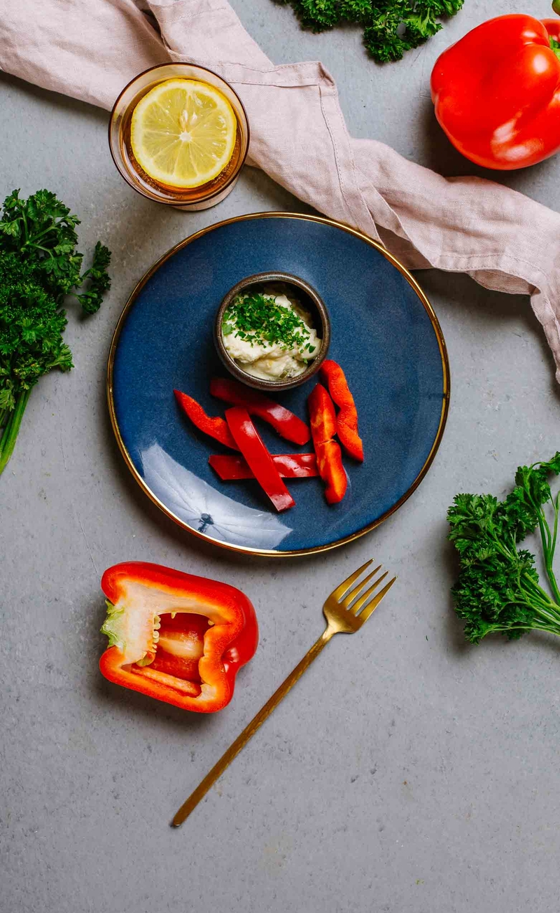 Keto dip serowy z jalapeno, słupki papryki