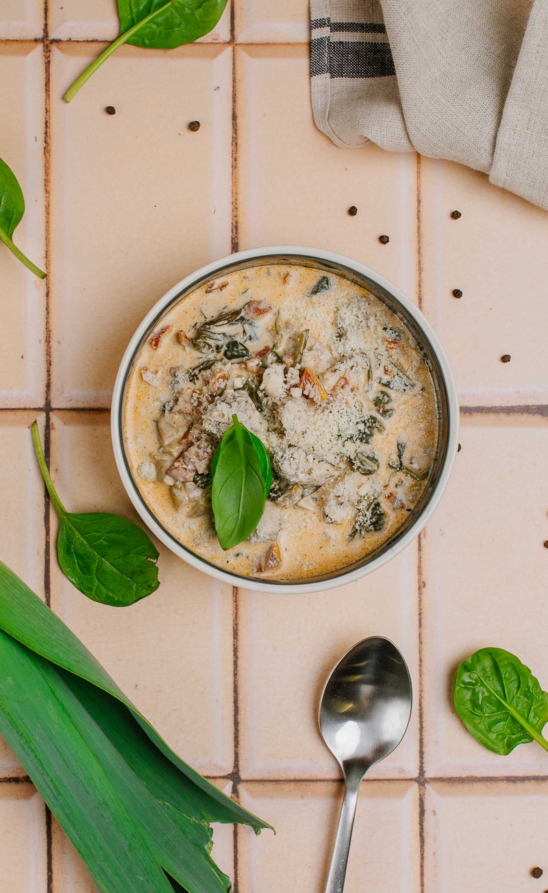 Toskańska keto zupa z kurczakiem i parmezanem