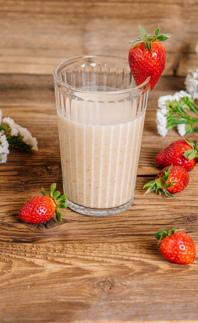 Potreningowy koktajl bananowy z awokado, truskawkami i daktylami